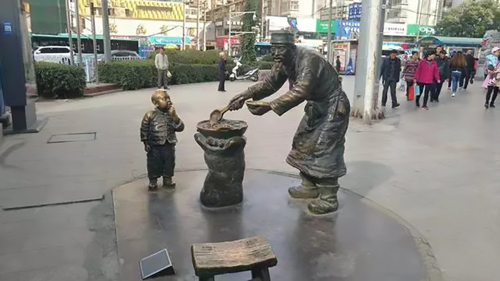 蘭州的鑄銅雕塑《熱冬果》明明只有一個饞嘴小童，為何有兩個小童的說法？