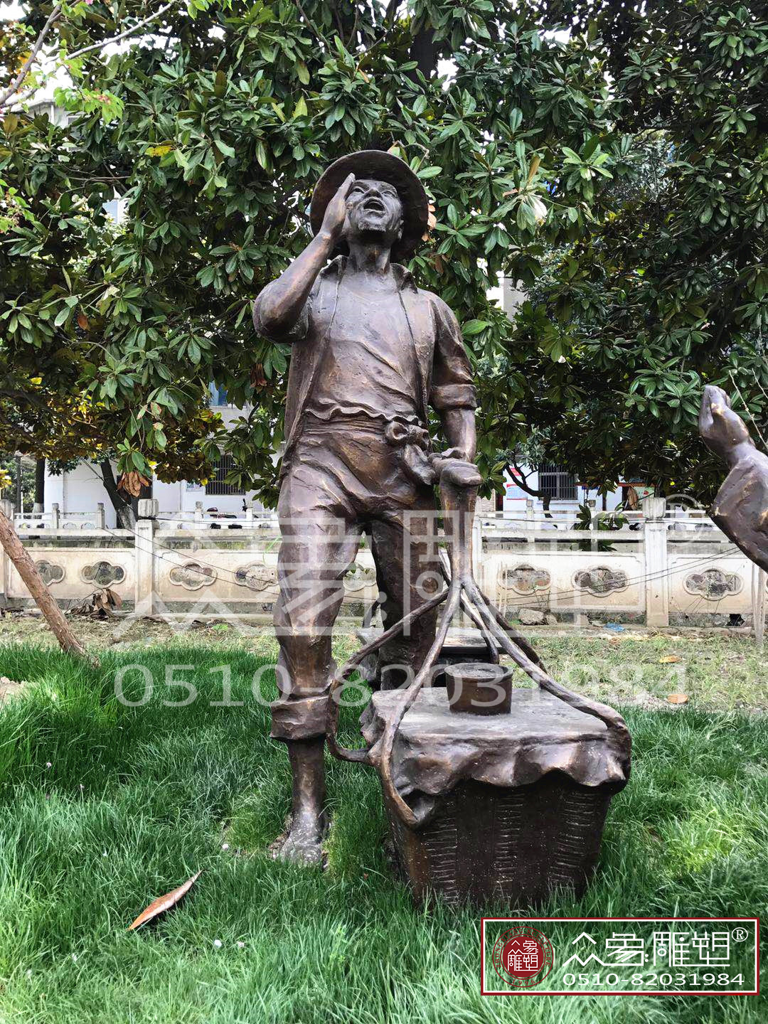 鑄銅人物雕塑挑擔老人.jpg